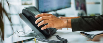 Hand greift zum Telefonhörer Main saisissant le combiné du téléphone